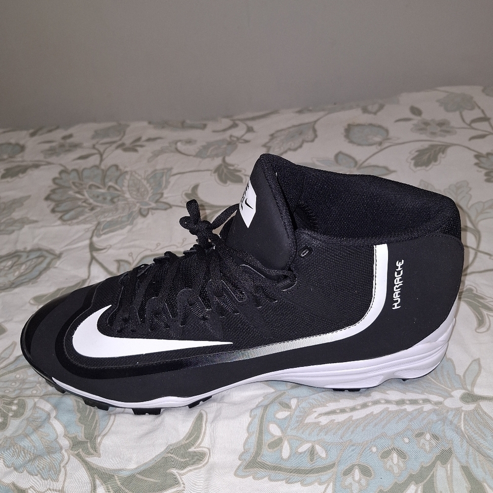 A pair of Nike Hurache baseball shoes. Like new condition. In a mens size 16. - Picture 11 of 11